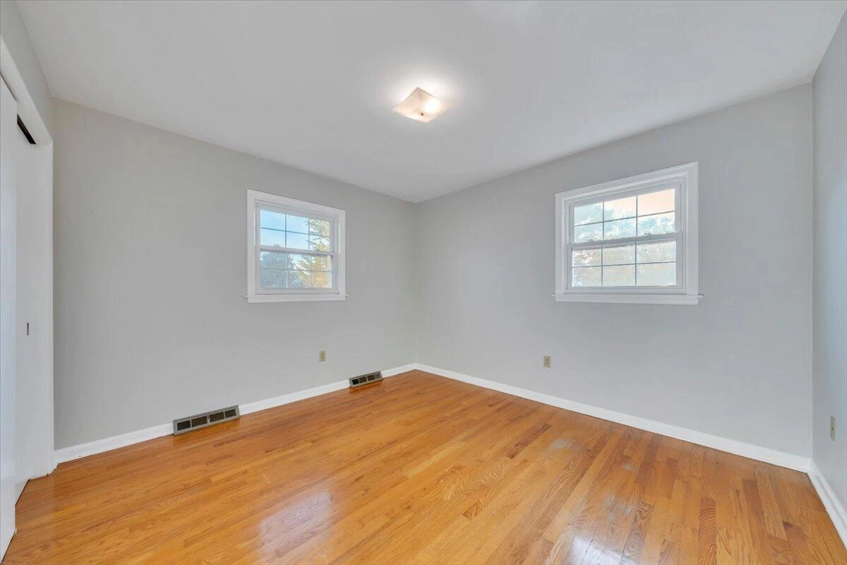 1040 BROAD HILL DR - Photo 2