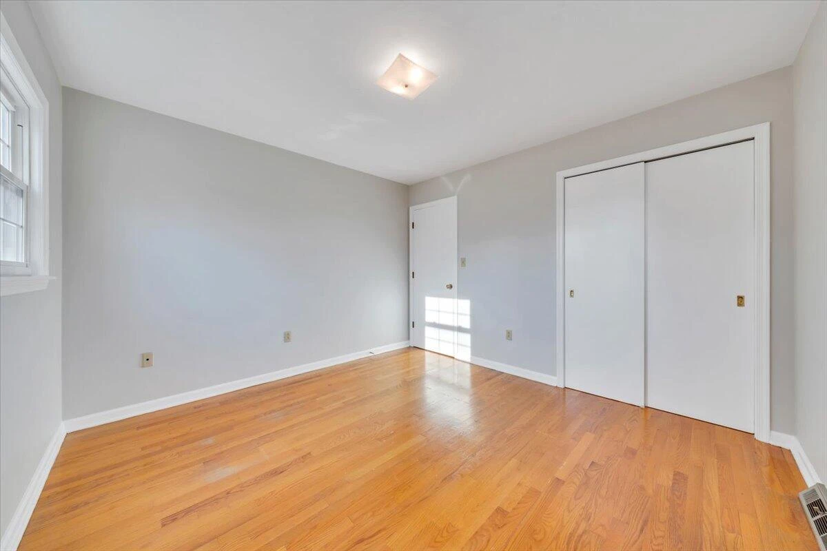1040 BROAD HILL DR - Photo 3