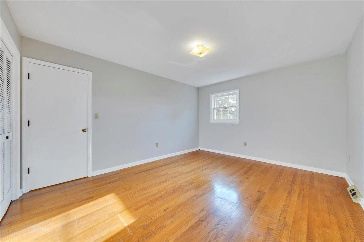1040 BROAD HILL DR - Photo 4