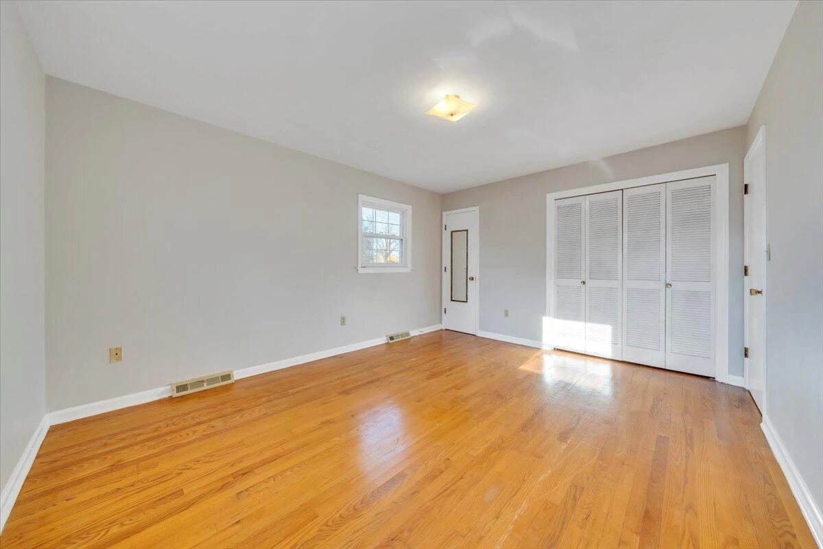 1040 BROAD HILL DR - Photo 5
