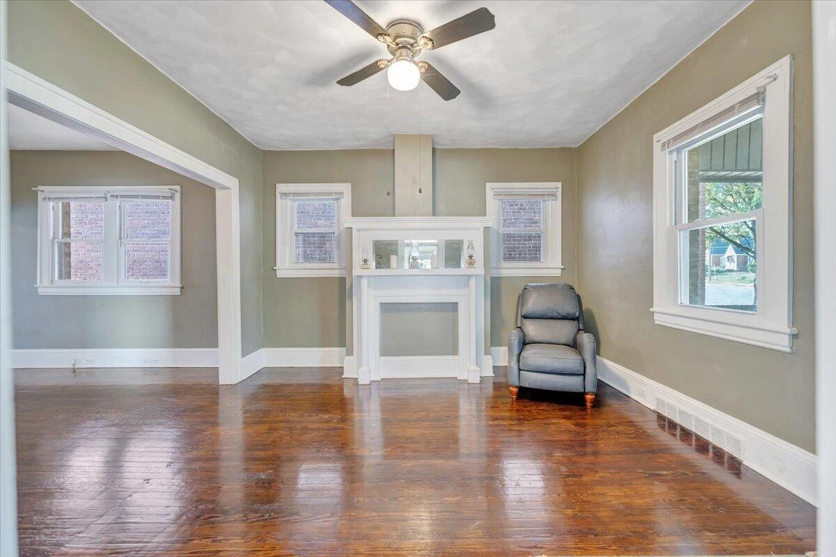 1105 Montrose AVE SE - Photo 8