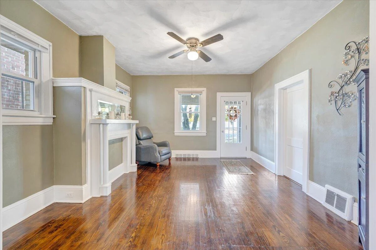 1105 Montrose AVE SE - Photo 9