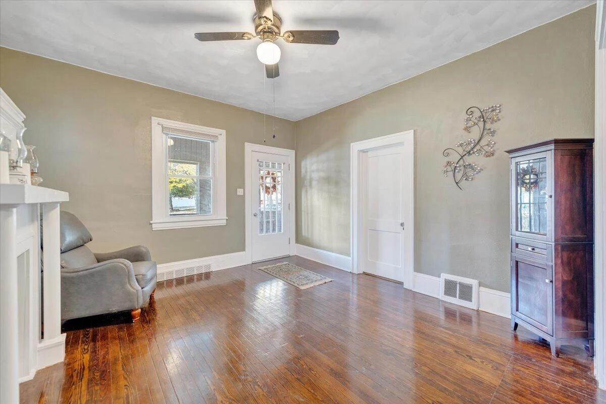1105 Montrose AVE SE - Photo 10