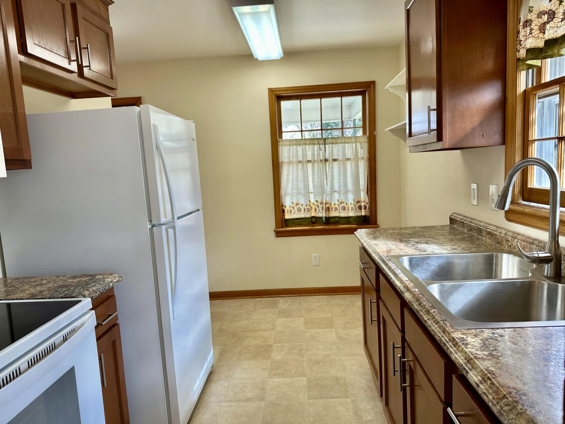 525 Elden AVE - Photo 17