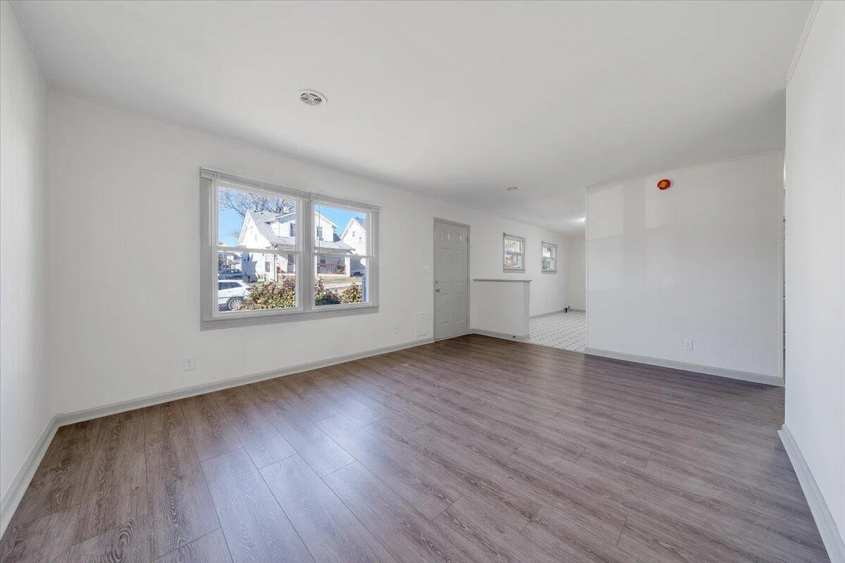 923 Morehead AVE SE - Photo 2