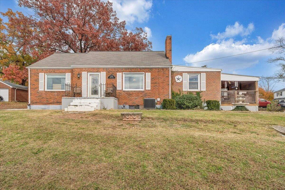 3116 Spring RD SW - Photo 2