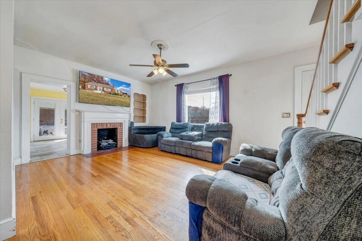 3116 Spring RD SW - Photo 4