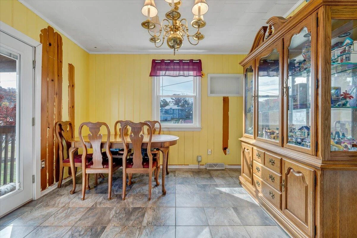 3116 Spring RD SW - Photo 5
