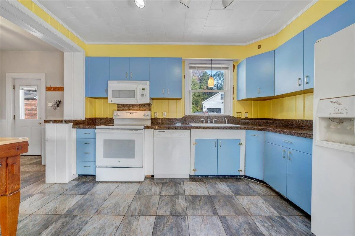 3116 Spring RD SW - Photo 6