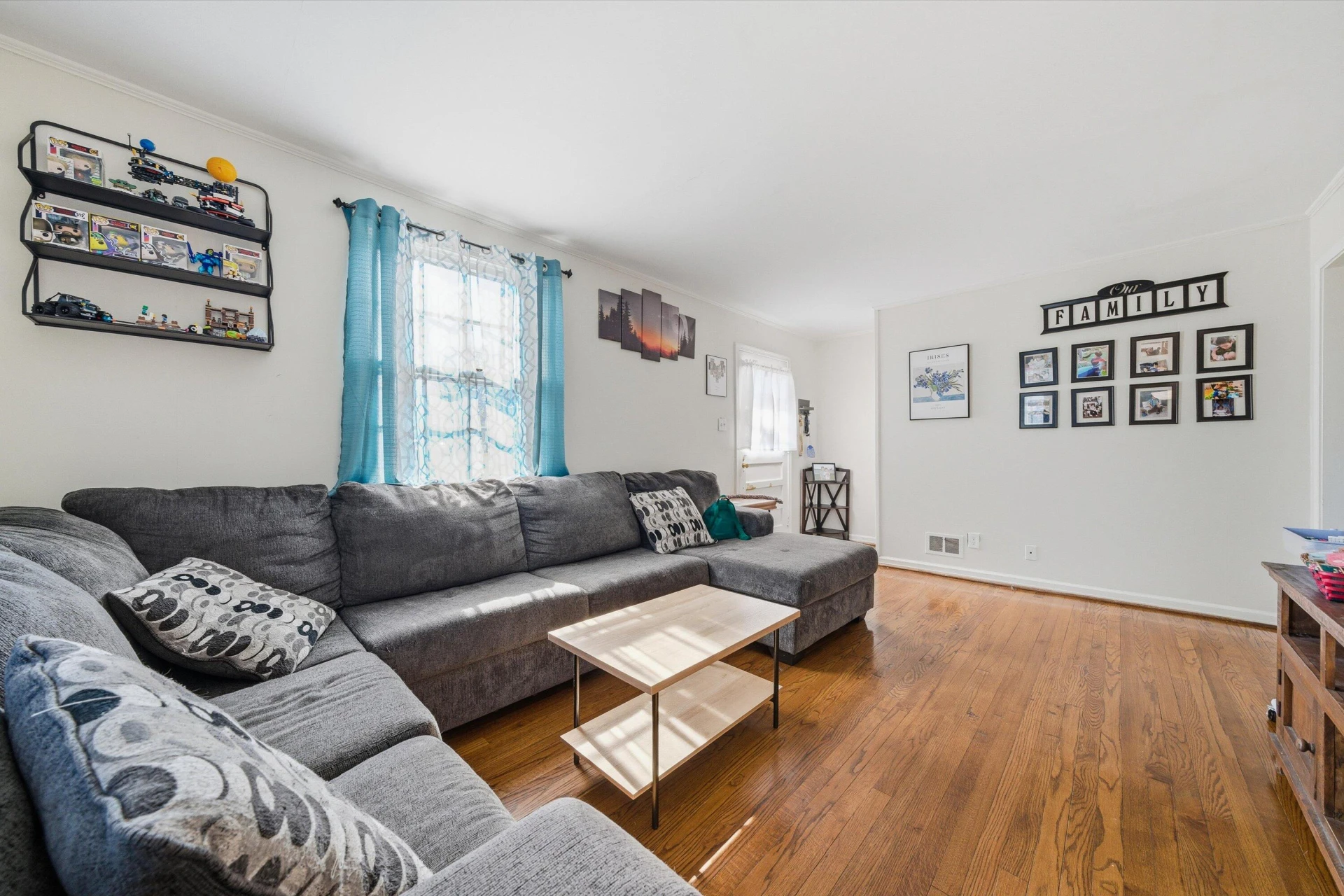 723 Yorkshire ST - Photo 4