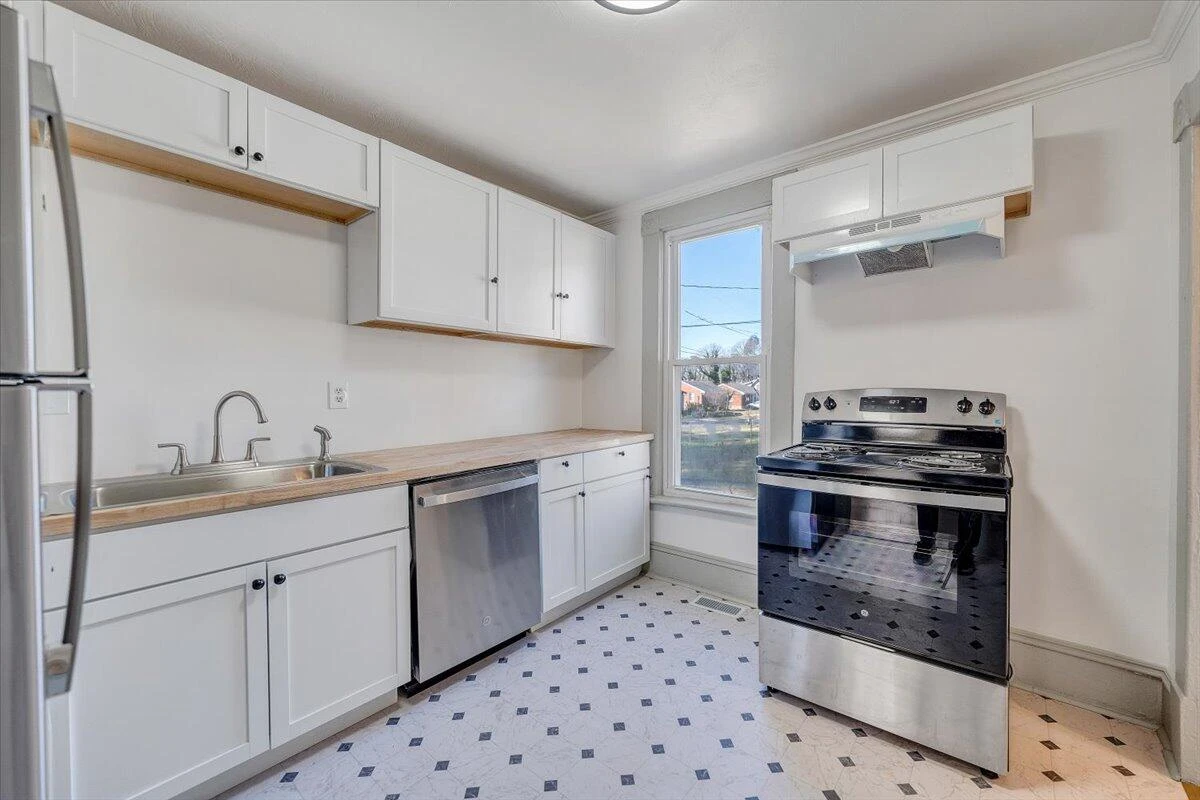 2415 Delaware AVE NW - Photo 15