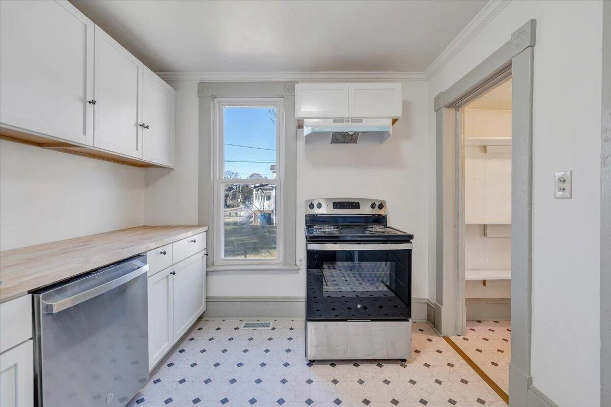 2415 Delaware AVE NW - Photo 16