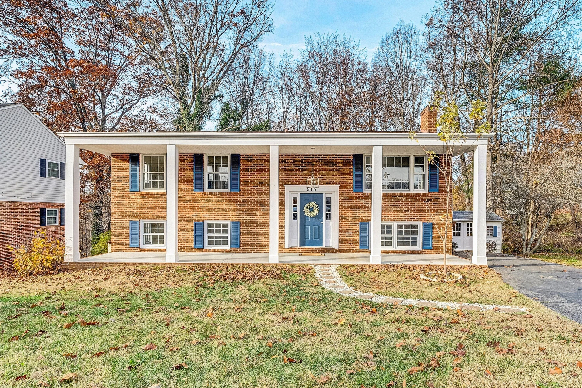 915 Halifax CIR