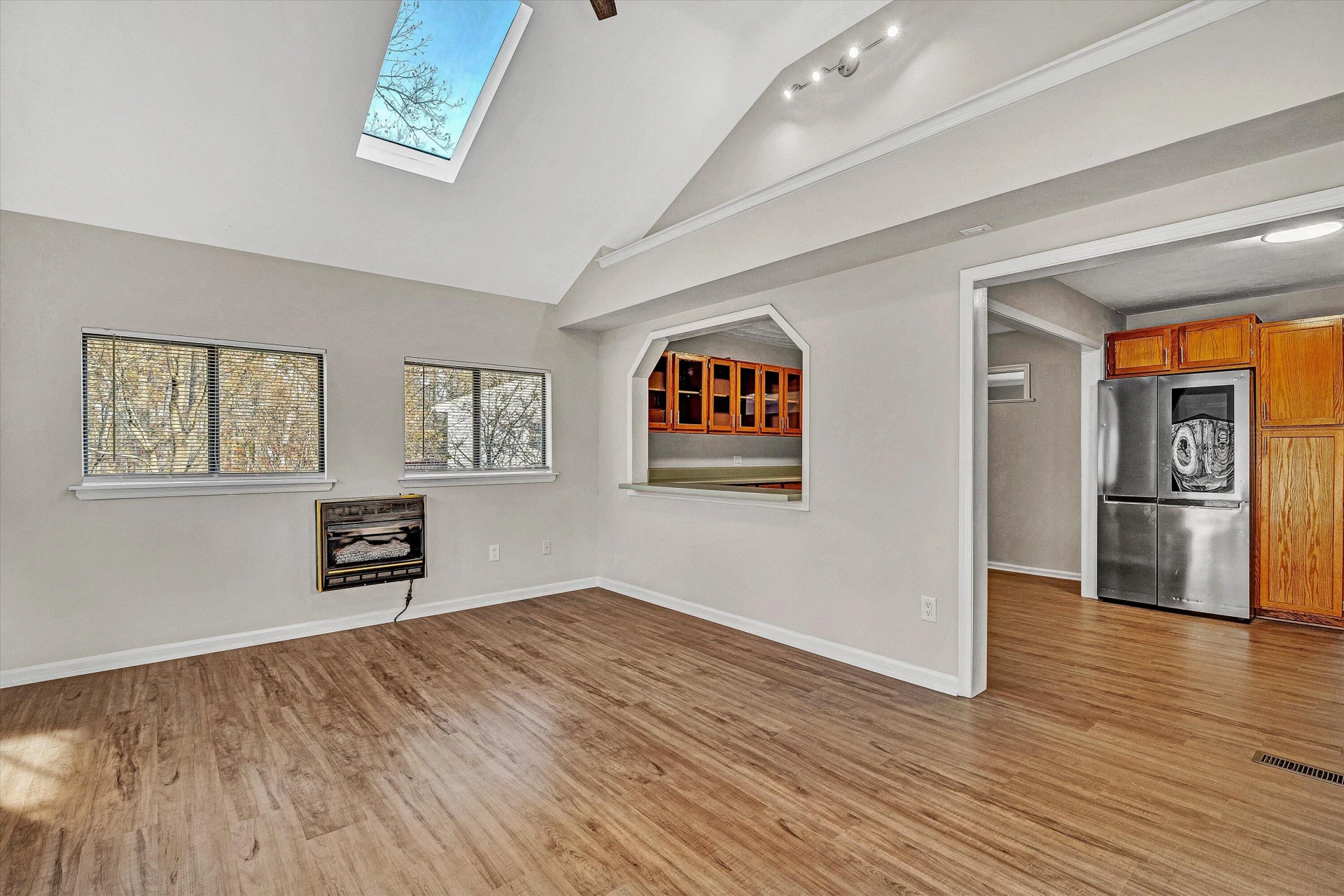 915 Halifax CIR - Photo 10