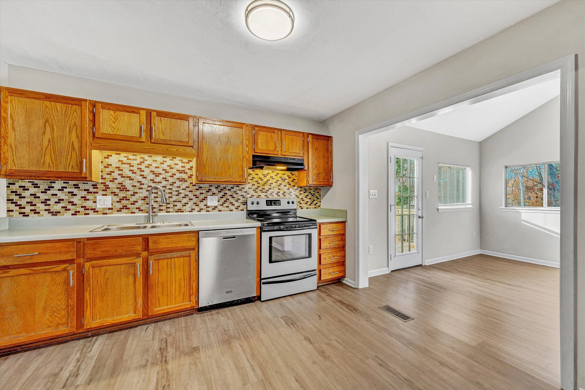 915 Halifax CIR - Photo 12