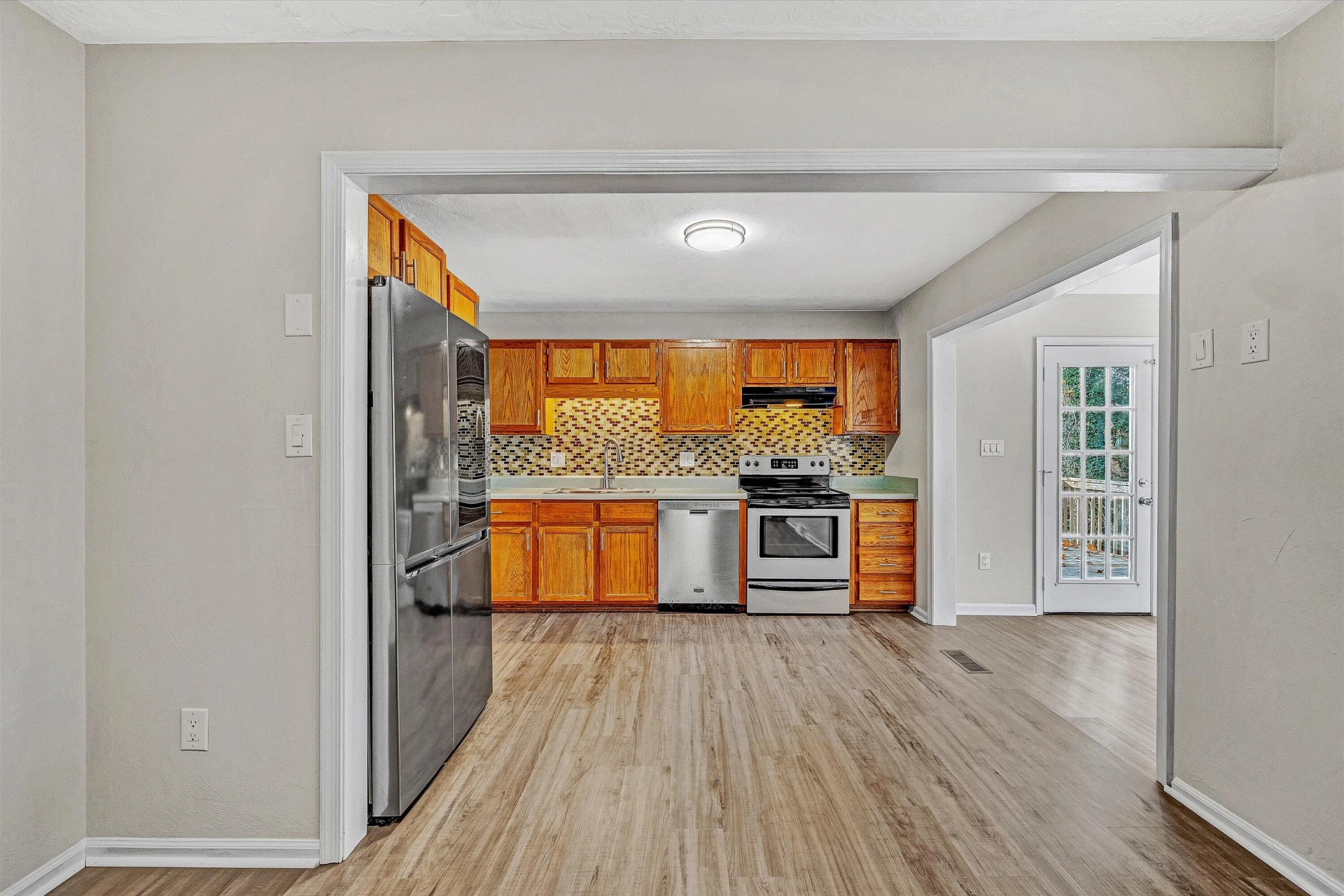 915 Halifax CIR - Photo 13