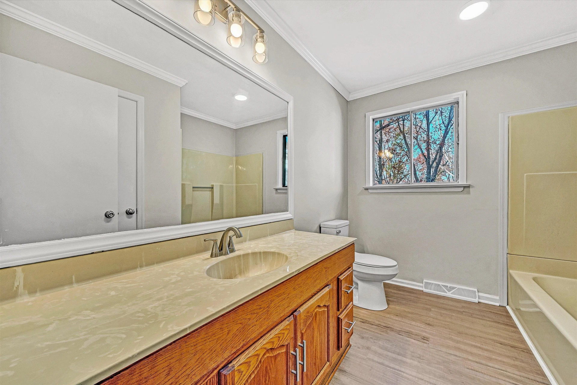 915 Halifax CIR - Photo 19