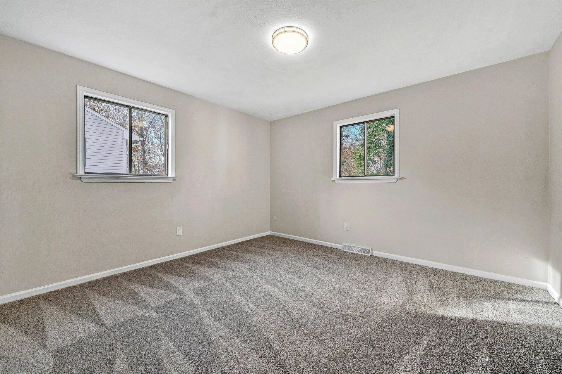 915 Halifax CIR - Photo 21