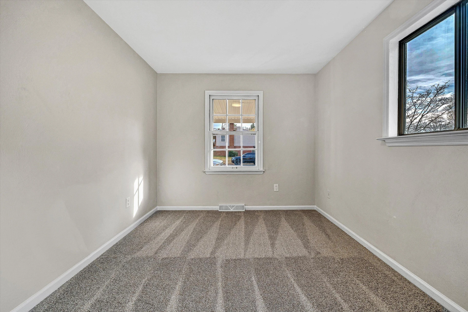 915 Halifax CIR - Photo 23
