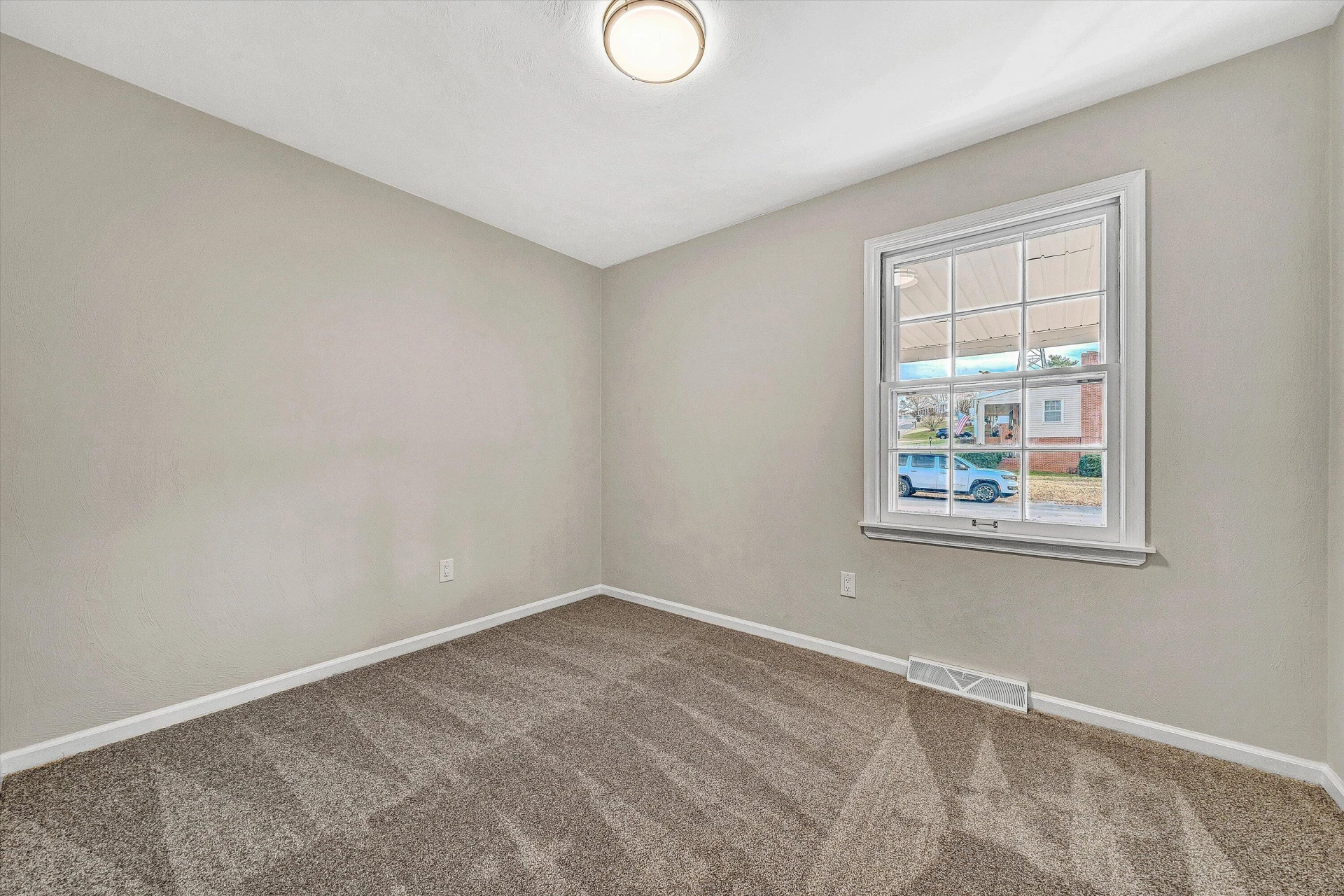 915 Halifax CIR - Photo 24