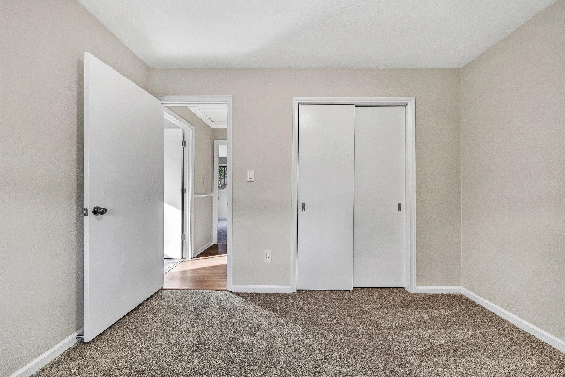 915 Halifax CIR - Photo 25