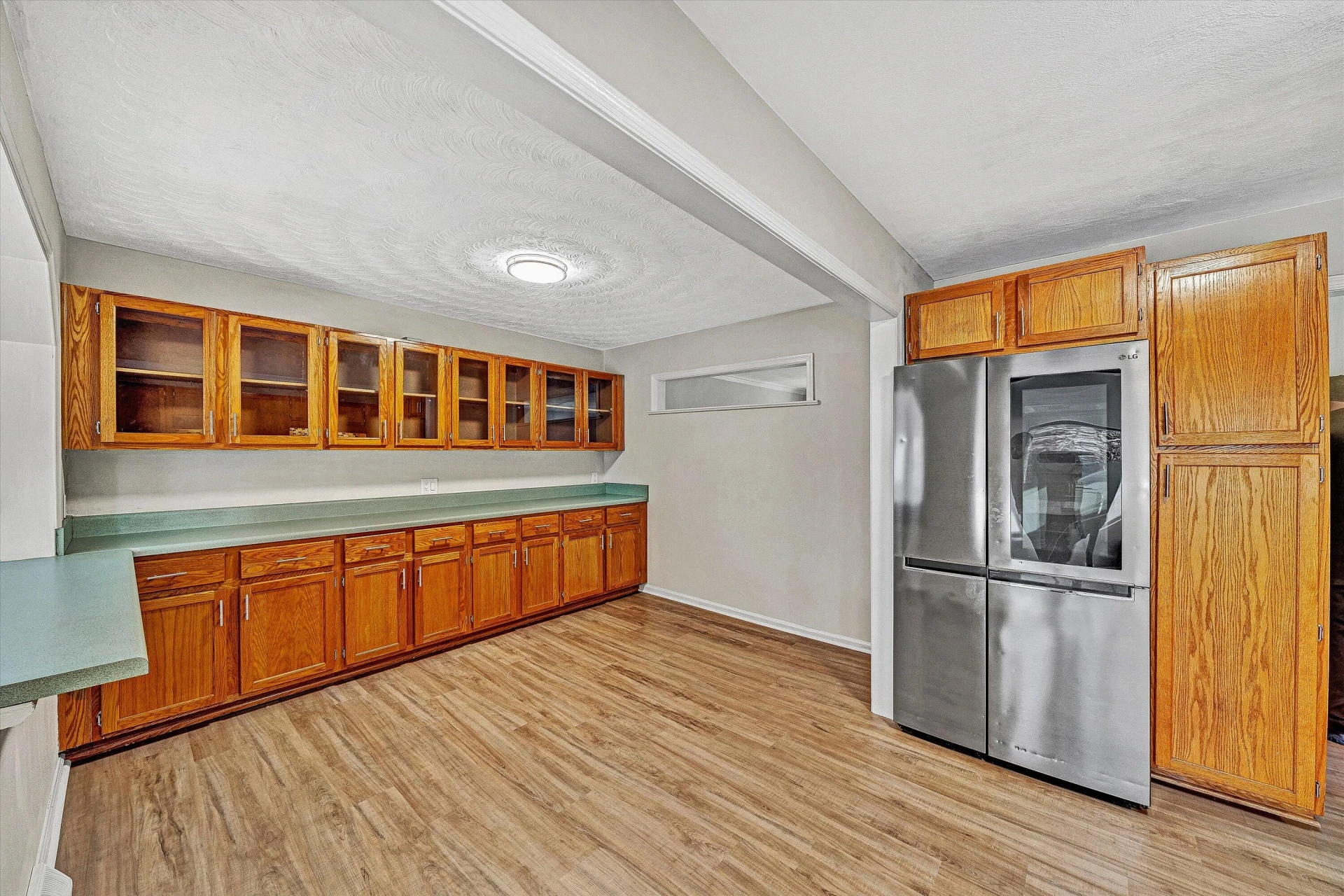 915 Halifax CIR - Photo 4