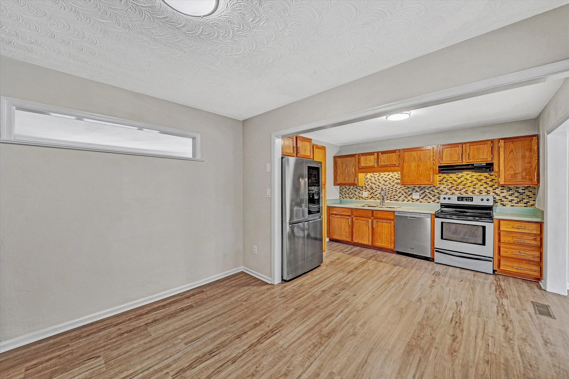 915 Halifax CIR - Photo 5