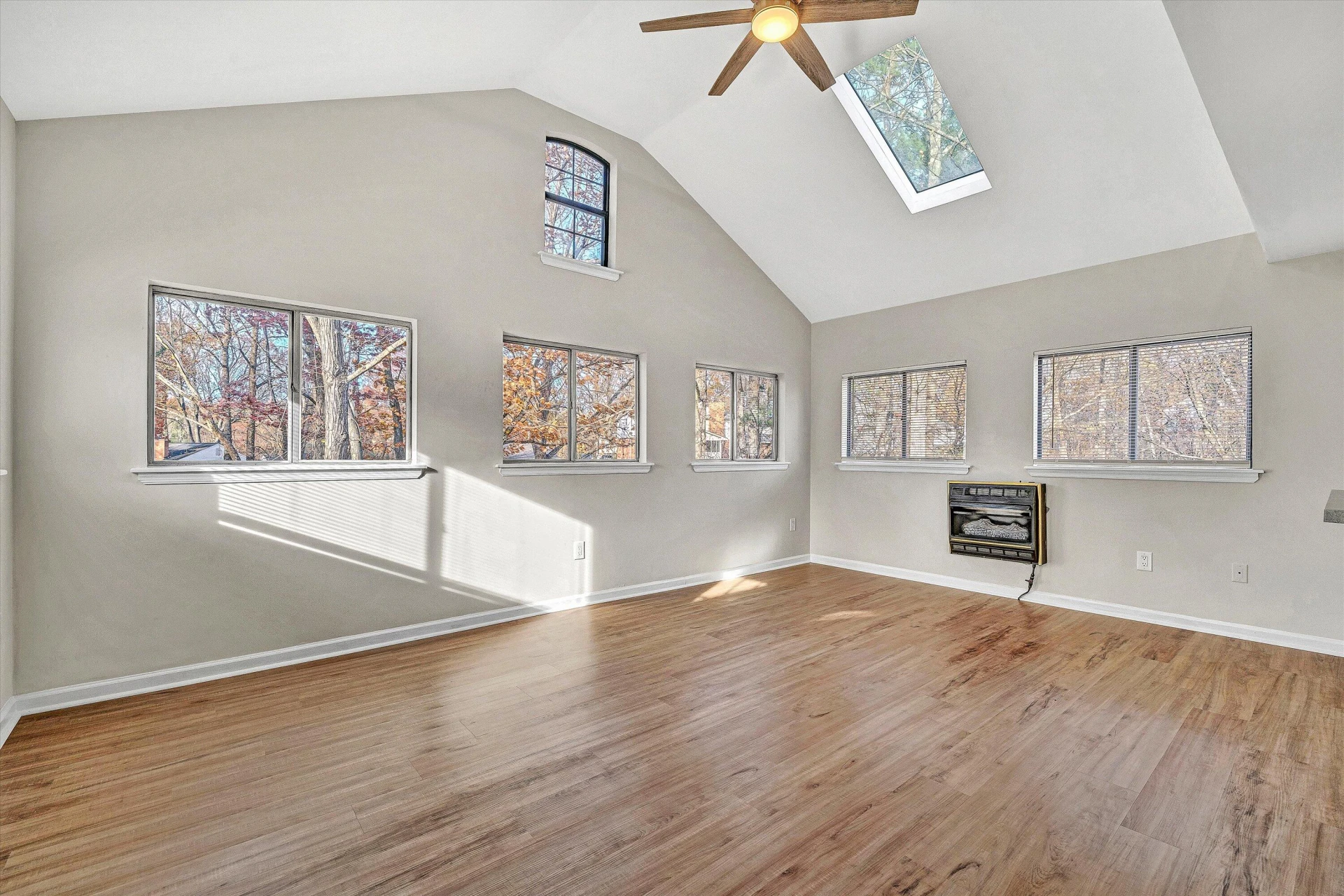 915 Halifax CIR - Photo 7