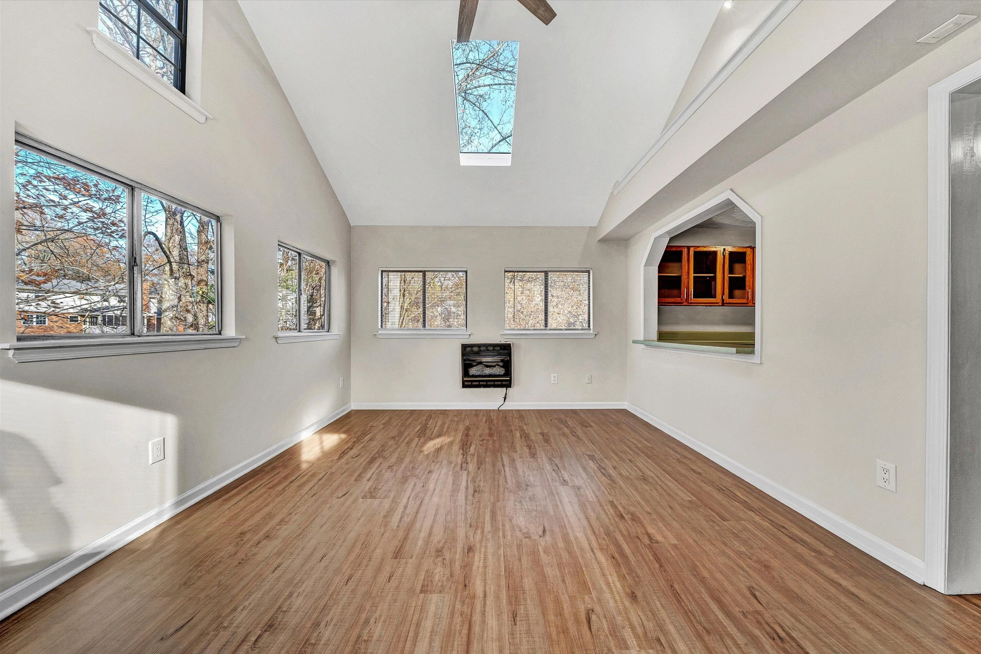 915 Halifax CIR - Photo 8