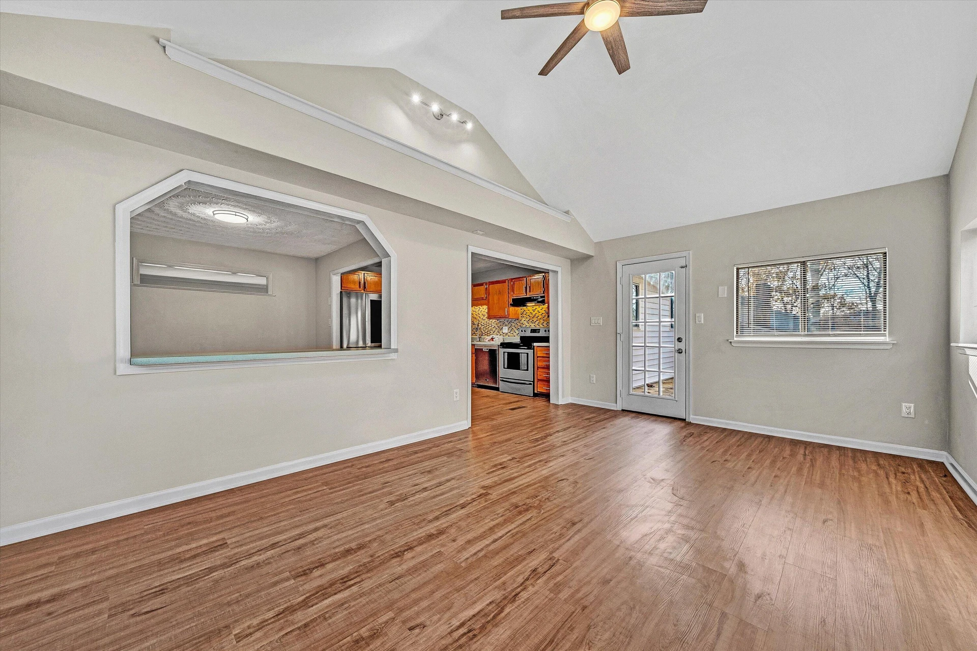 915 Halifax CIR - Photo 9