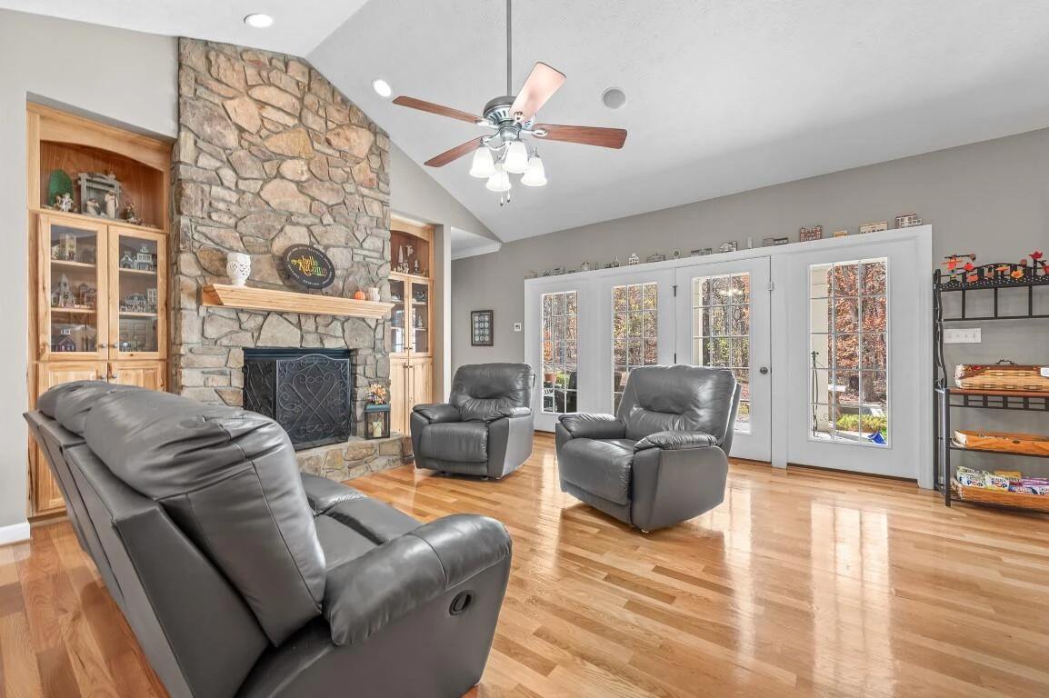 1422 Hidden Oaks LN - Photo 18