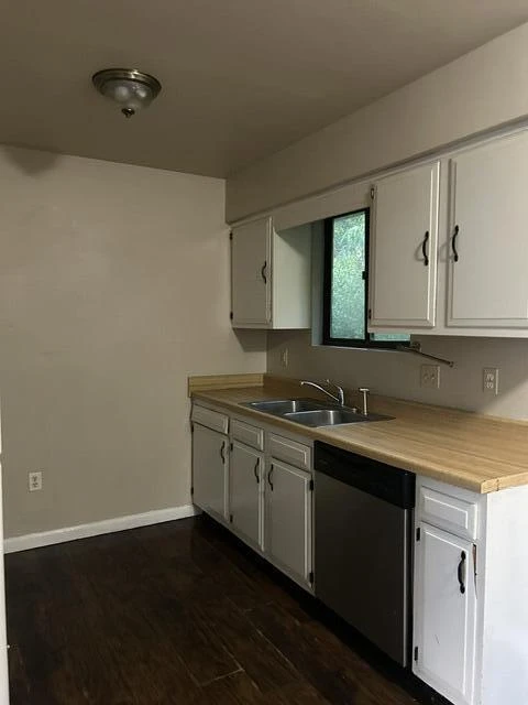 1374 Gillette AVE SE - Photo 5