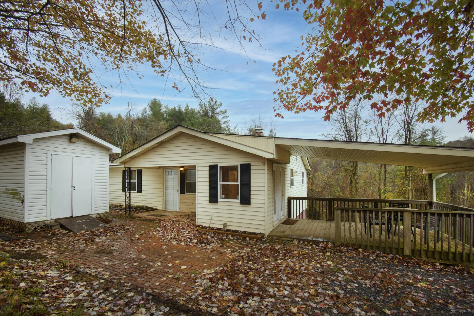 320 Stuart RD SE - Photo 2