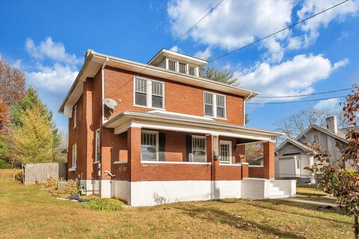 3309 Birchwood AVE NE - Photo 2