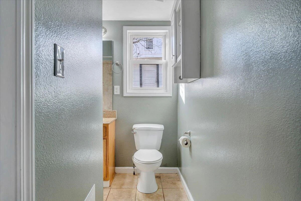 702 Conway ST NE - Photo 17
