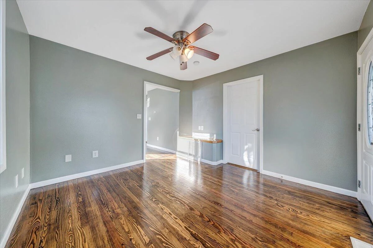 702 Conway ST NE - Photo 4