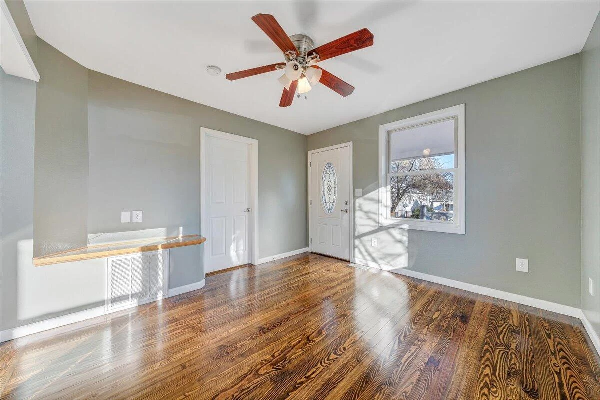 702 Conway ST NE - Photo 5