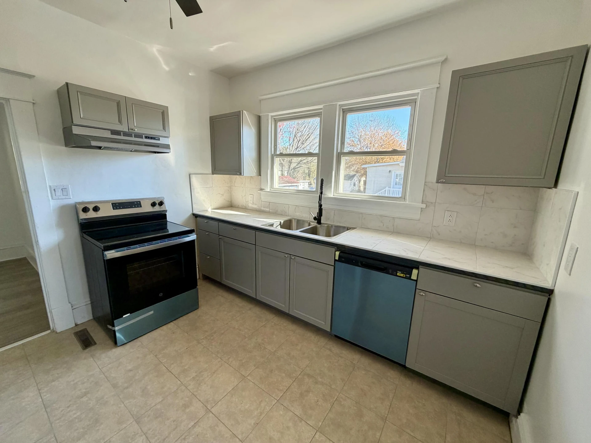 1248 PECHIN AVE SE - Photo 4