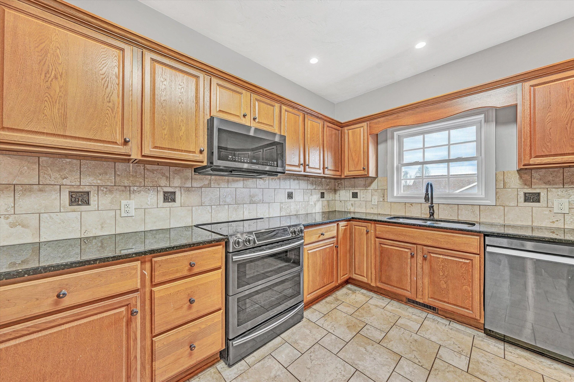 8540 Goodview RD - Photo 14