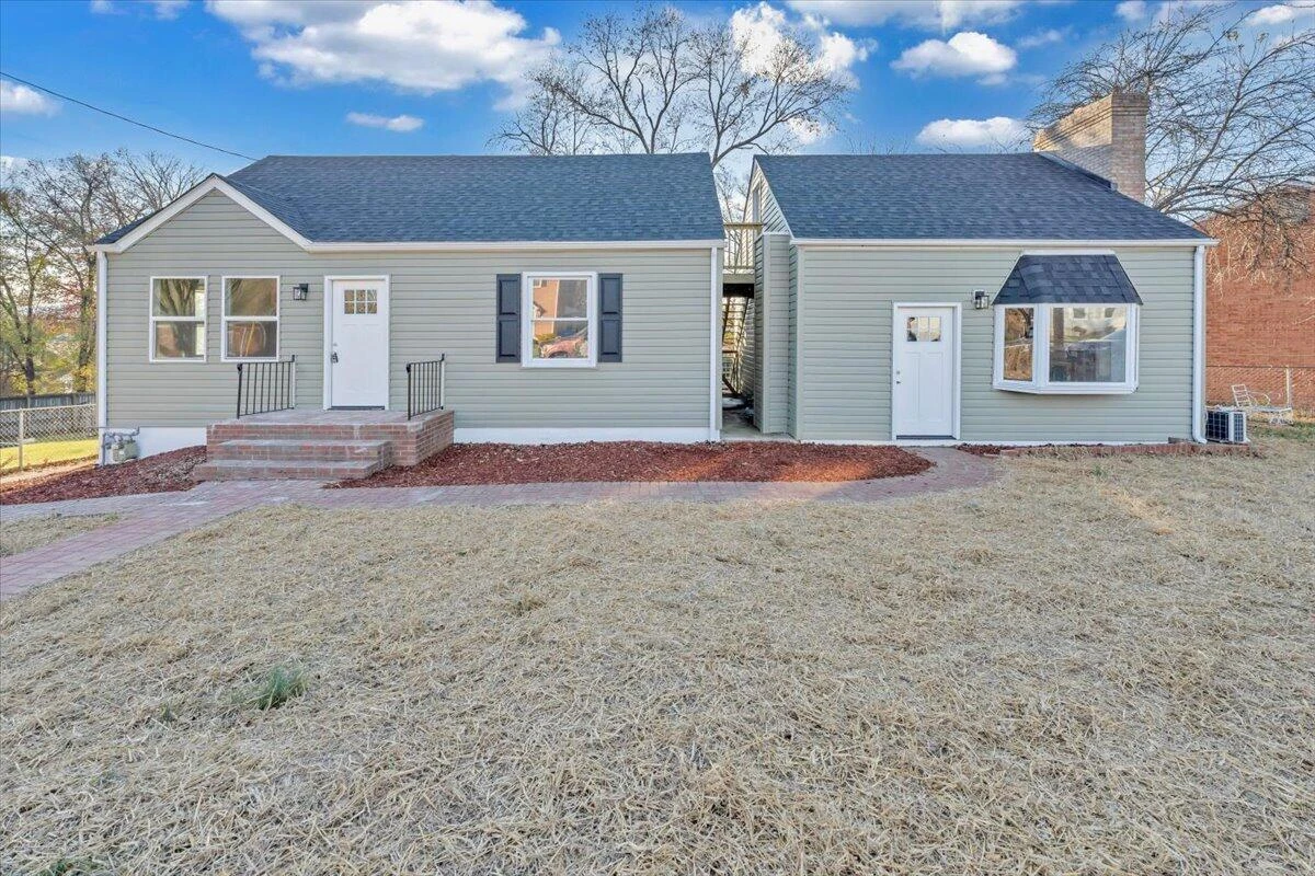 2218 Larchwood ST NE - Photo 2