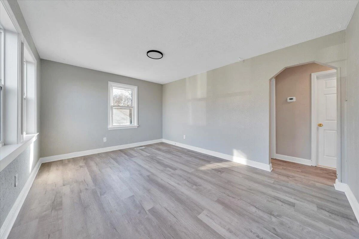 2218 Larchwood ST NE - Photo 3