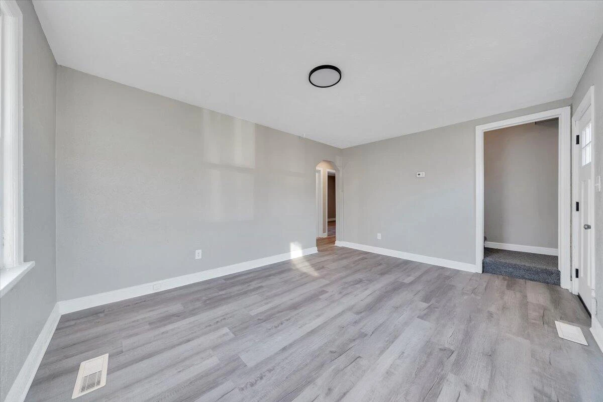 2218 Larchwood ST NE - Photo 4