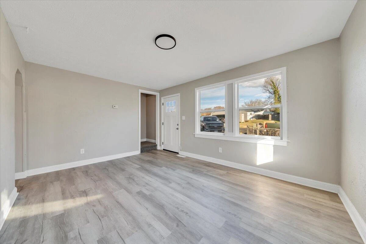 2218 Larchwood ST NE - Photo 5