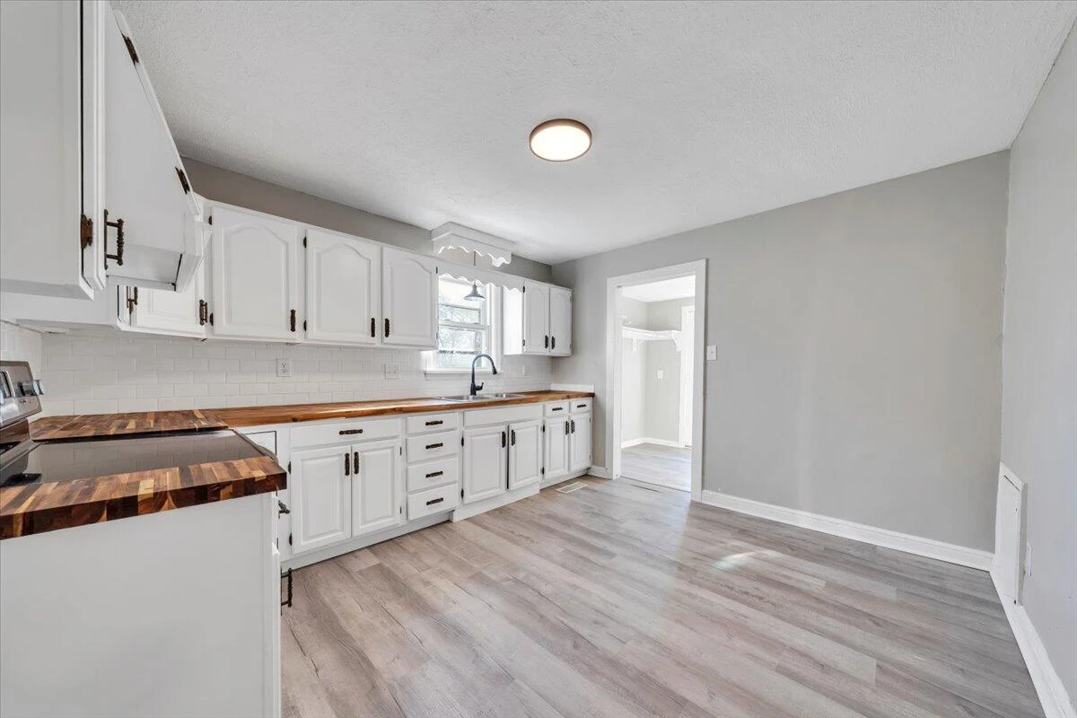 2218 Larchwood ST NE - Photo 6