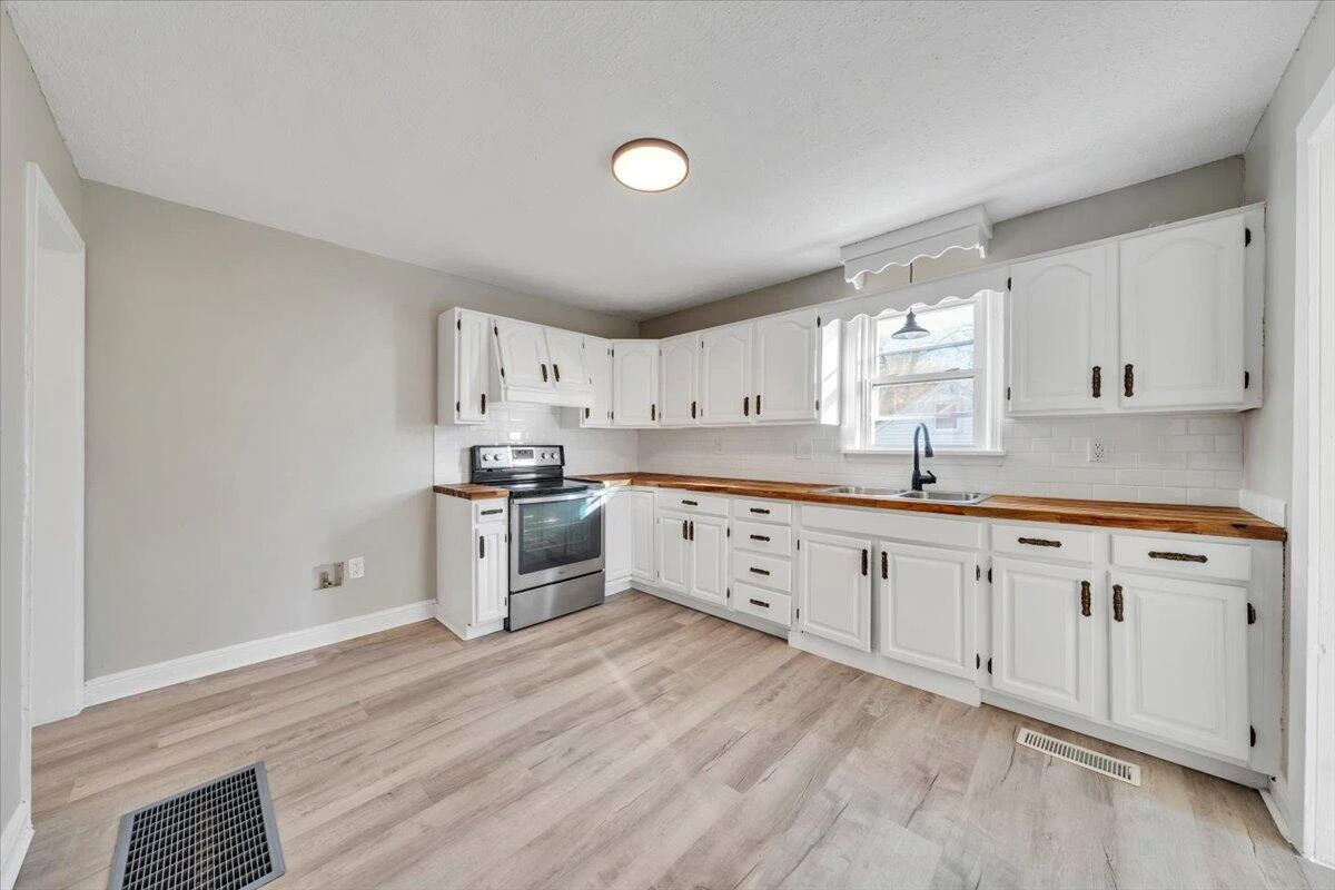2218 Larchwood ST NE - Photo 7