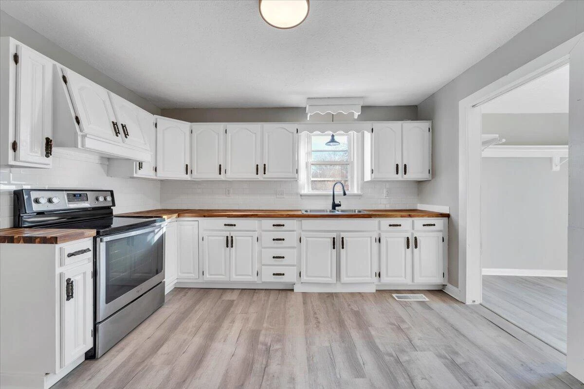 2218 Larchwood ST NE - Photo 9