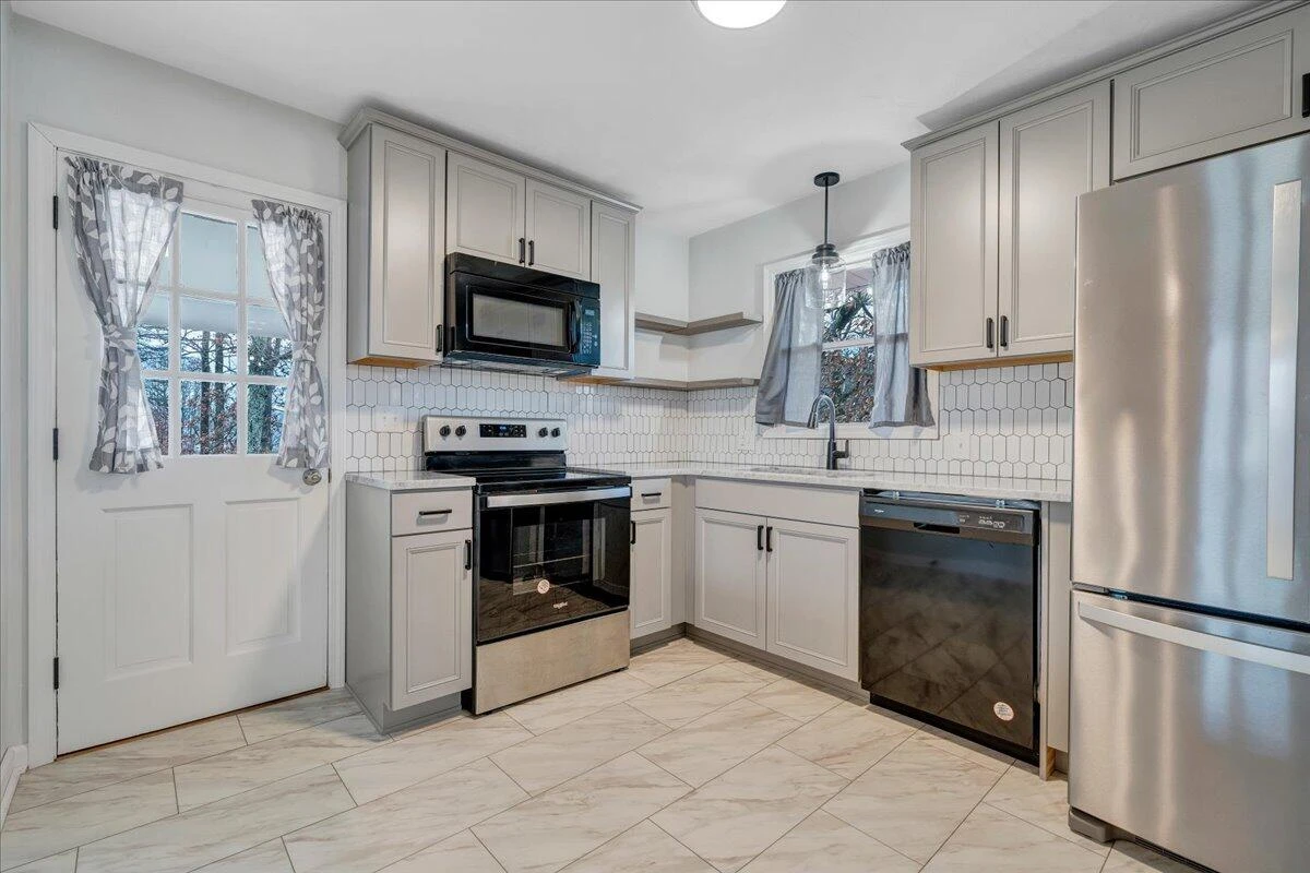 222 N Oakwood RD - Photo 10
