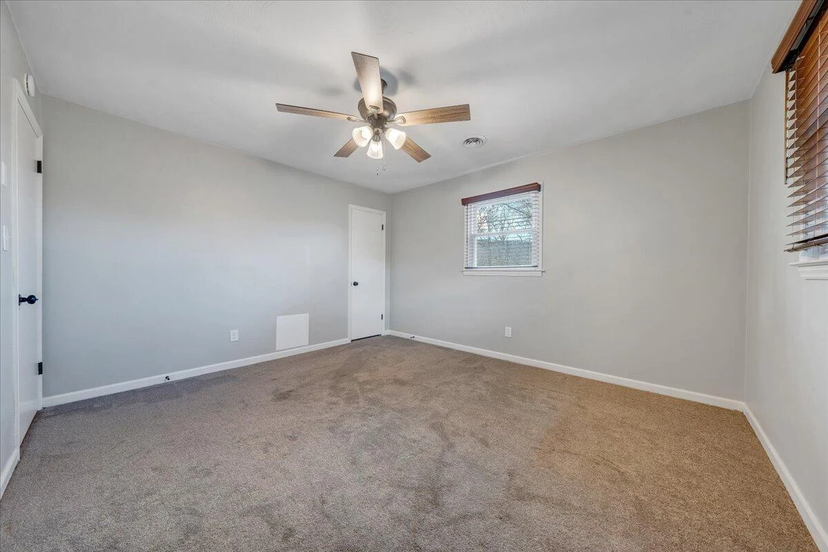 222 N Oakwood RD - Photo 15