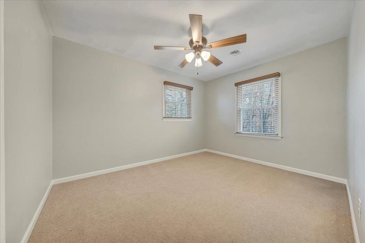222 N Oakwood RD - Photo 16