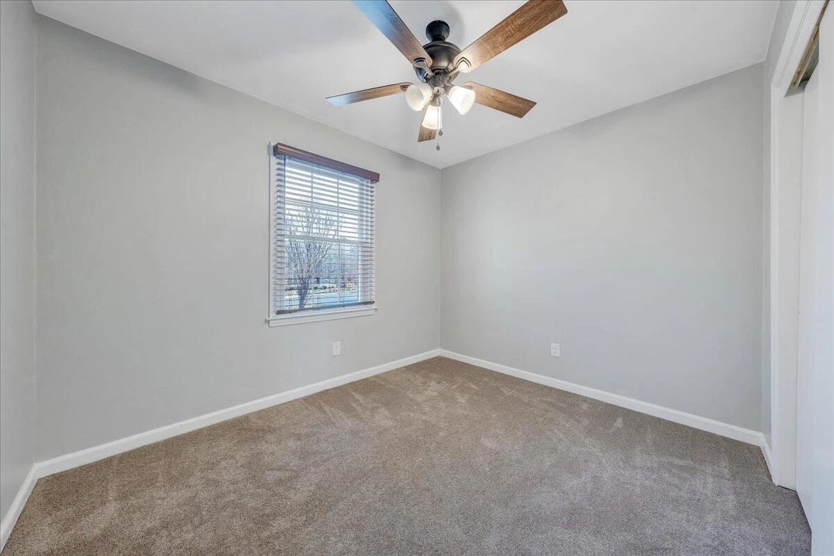 222 N Oakwood RD - Photo 17